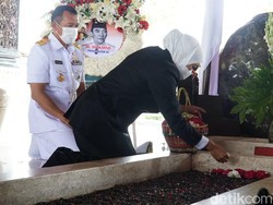 Khofifah dan Forkopimda Ziarah ke Makam Bung Karno Jelang HUT ke-76 Jatim