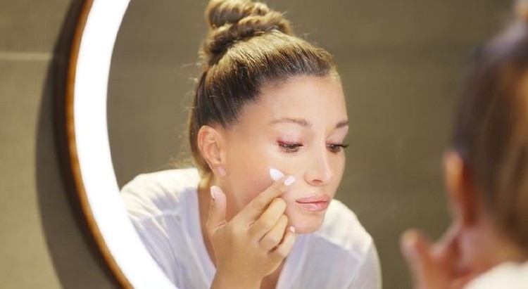 APLIKASIKAN SERUM, TONER, DAN PELEMBAB SESUAI KEBUTUHAN Bunda, skincare di malam hari enggak perlu ribet, kok. Cukup lakukan 4 langkah sederhana ini. Simak selengkapnya yuk, Bunda.