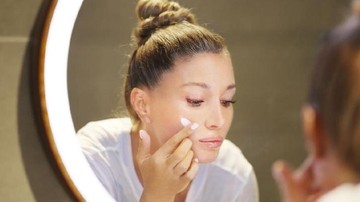 APLIKASIKAN SERUM, TONER, DAN PELEMBAB SESUAI KEBUTUHAN