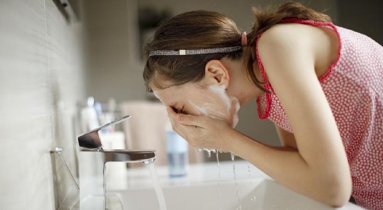 4 Step Skincare Malam untuk Sehatkan Kulit, Bangun Tidur Langsung Glowing Bun Bunda, skincare di malam hari enggak perlu ribet, kok. Cukup lakukan 4 langkah sederhana ini. Simak selengkapnya yuk, Bunda.