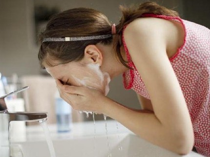 4 Step Skincare Malam untuk Sehatkan Kulit, Bangun Tidur Langsung Glowing Bun