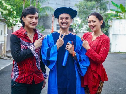 Ira Wibowo & Katon Bagaskara Kompak Temani Anak Wisuda, Tetap Akur Usai Cerai