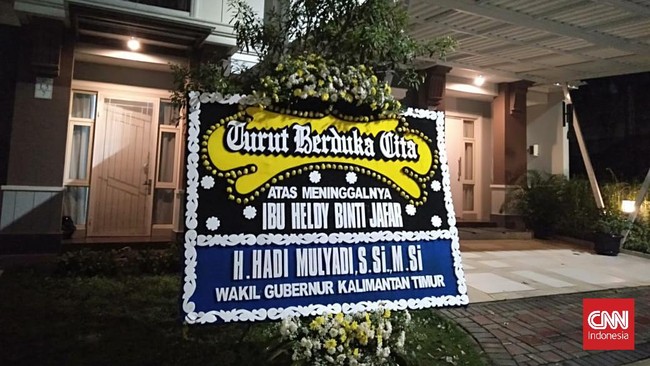 Rumah duka istri terakhir Bung Karno, Heldy Djafar, di Tangerang Selatan, dibanjiri karangan bunga.