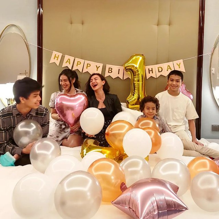 Jadi Single Mom, 7 Potret Kebersamaan Wanda Hamidah dengan Ke 4 Anaknya Wanda Hamidah menjadi sosok single mom yang mandiri dan idaman. Yuk kita intip potret kebersamaannya dengan anak-anaknya!