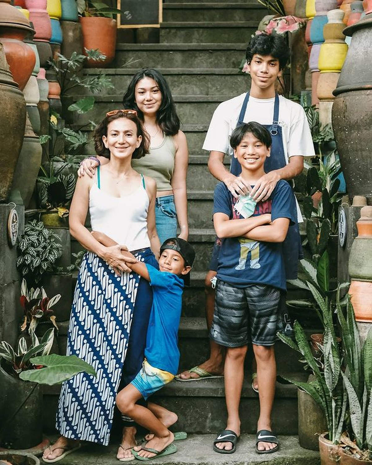 Wanda Hamidah menjadi sosok single mom yang mandiri dan idaman&period; Yuk kita intip potret kebersamaannya dengan anak-anaknya&excl;