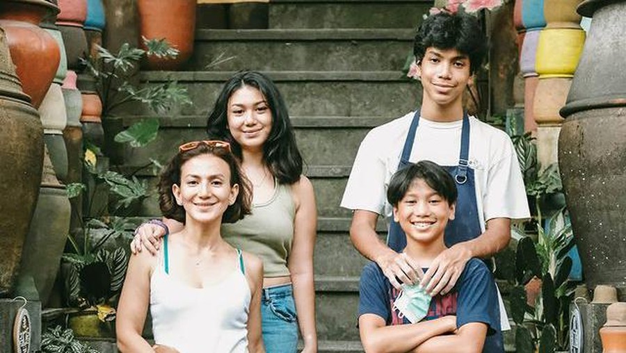 Jadi Single Mom, 7 Potret Kebersamaan Wanda Hamidah dengan Ke 4 Anaknya Wanda Hamidah menjadi sosok single mom yang mandiri dan idaman. Yuk kita intip potret kebersamaannya dengan anak-anaknya!