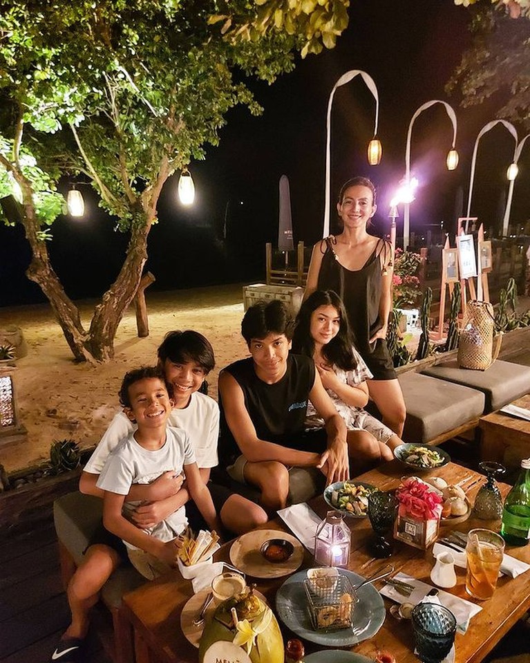 Jadi Single Mom, 7 Potret Kebersamaan Wanda Hamidah dengan Ke 4 Anaknya Wanda Hamidah menjadi sosok single mom yang mandiri dan idaman. Yuk kita intip potret kebersamaannya dengan anak-anaknya!