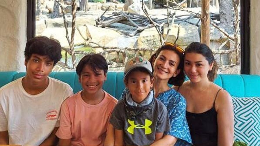 Jadi Single Mom, 7 Potret Kebersamaan Wanda Hamidah dengan Ke 4 Anaknya Wanda Hamidah menjadi sosok single mom yang mandiri dan idaman. Yuk kita intip potret kebersamaannya dengan anak-anaknya!