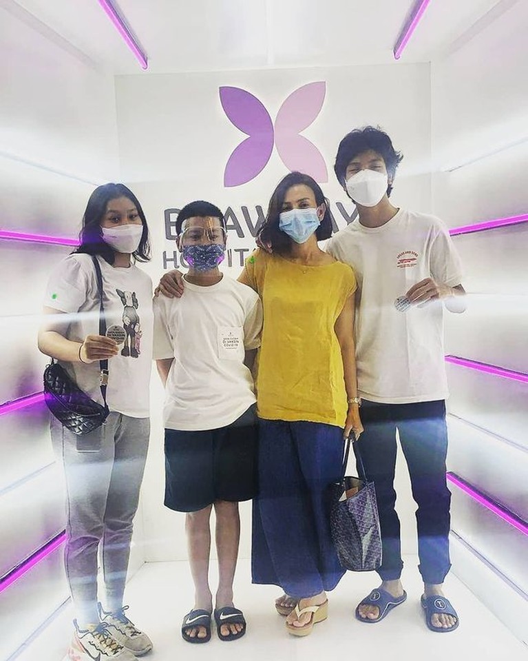 Jadi Single Mom, 7 Potret Kebersamaan Wanda Hamidah dengan Ke 4 Anaknya Wanda Hamidah menjadi sosok single mom yang mandiri dan idaman. Yuk kita intip potret kebersamaannya dengan anak-anaknya!