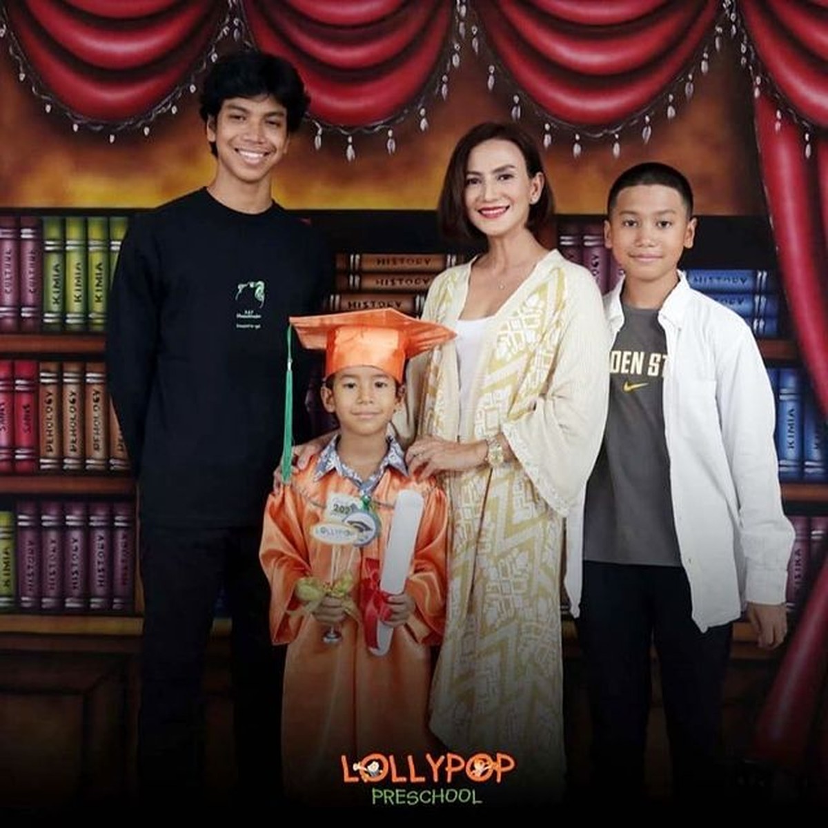 Wanda Hamidah menjadi sosok single mom yang mandiri dan idaman&period; Yuk kita intip potret kebersamaannya dengan anak-anaknya&excl;