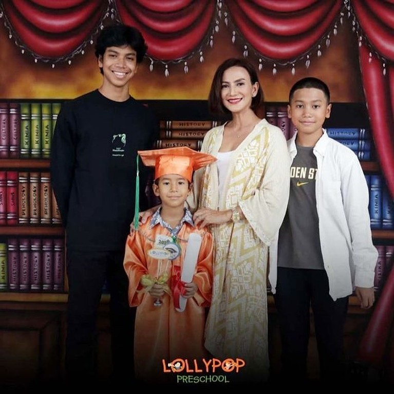 Jadi Single Mom, 7 Potret Kebersamaan Wanda Hamidah dengan Ke 4 Anaknya Wanda Hamidah menjadi sosok single mom yang mandiri dan idaman. Yuk kita intip potret kebersamaannya dengan anak-anaknya!