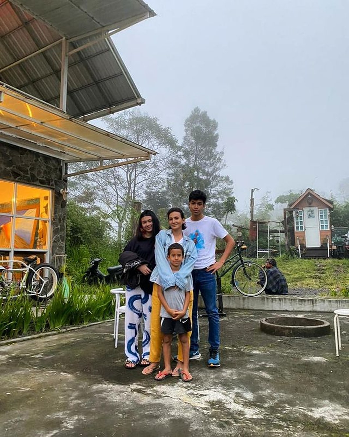 Jadi Single Mom&comma; Intip 8 Potret Wanda Hamidah Bareng 4 Anaknya