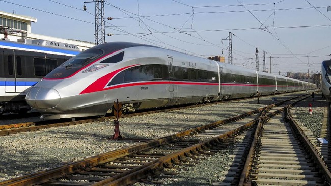 Dalam fase awal beroperasinya, KCIC menyampaikan bakal ada empat stasiun yang beroperasi. Dari daftar itu, tidak ada satu pun stasiun Kota Bandung.