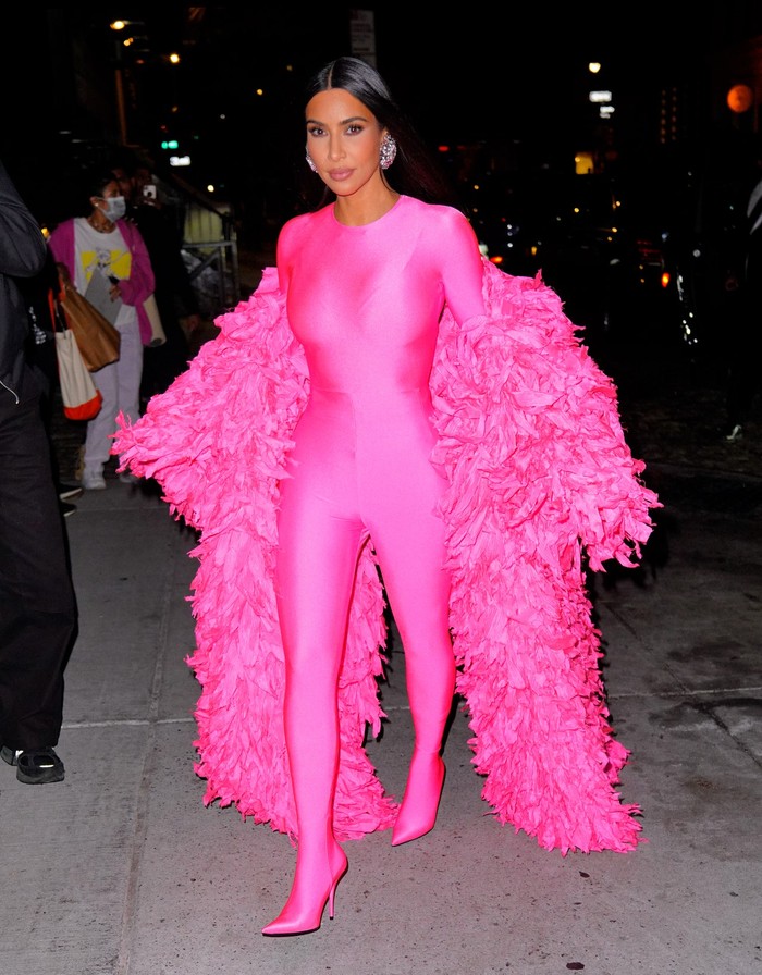 Selepas syuting SNL, ia pergi meninggalkan lokasi acara mengenakan catsuit dan feathers coat! Foto: Getty Images