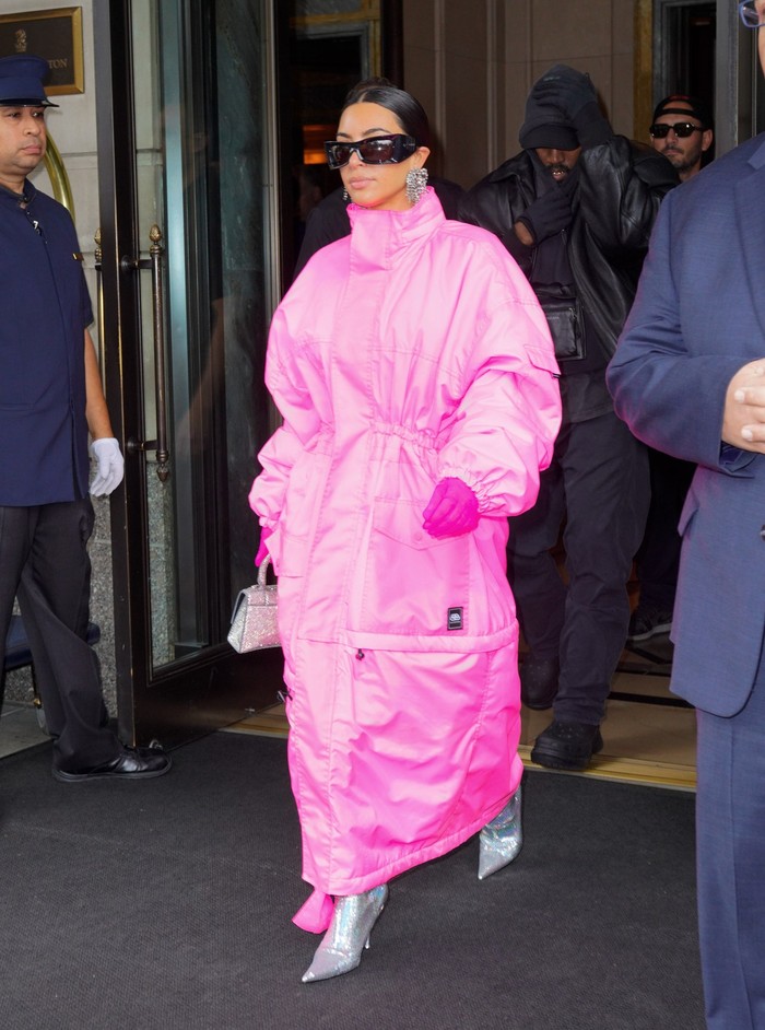 Saat pergi menuju studio SNL, Kim kembali tampil serba pink kali ini mengenakan parka panjang dan padanan sepatu dan tas perak. Foto: Getty Images