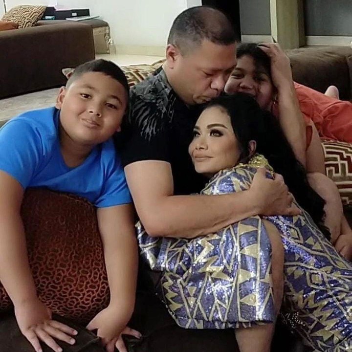 <p>Menyambut kepulangan Raul Lemos dari Timor Leste, Krisdayanti langsung menghambur ke pelukannya, Bunda. Raul Lemos juga mencium sang istri dengan penuh sayang. Momen itu semakin lengkap dengan kehadiran dau anak mereka, Amora dan Kellen. (Foto: Instagram @krisdayantilemos)</p>