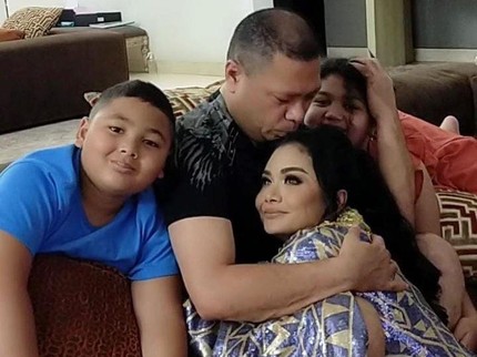 Setahun Lebih Terpisah, Intip 5 Potret Pertemuan Krisdayanti dan Raul Lemos