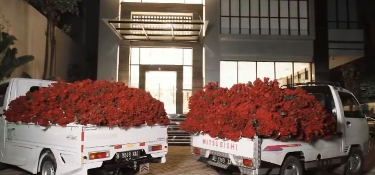 Crazy Rich Malang Gilang Juragan 99 memberikan kejutan romantis di hari ulang tahun sang istri&period; Yuk intip momennya&excl;