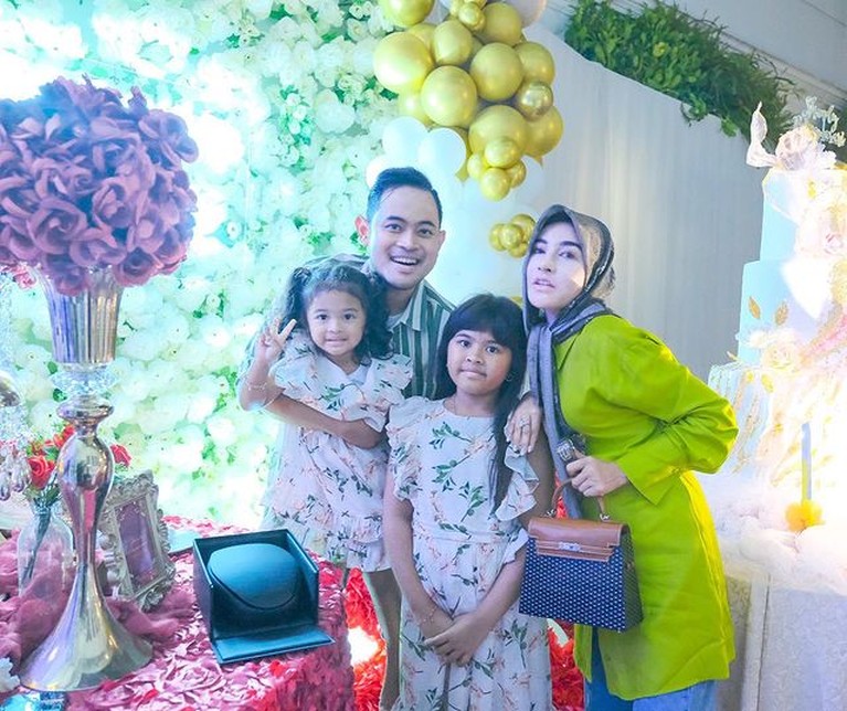 Momen Kejutan Ulang Tahun Shandy Purnamasari Diberi 101.091 Mawar Crazy Rich Malang Gilang Juragan 99 memberikan kejutan romantis di hari ulang tahun sang istri. Yuk intip momennya!