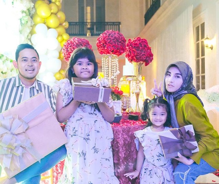 Crazy Rich Malang Gilang Juragan 99 memberikan kejutan romantis di hari ulang tahun sang istri. Yuk intip momennya!