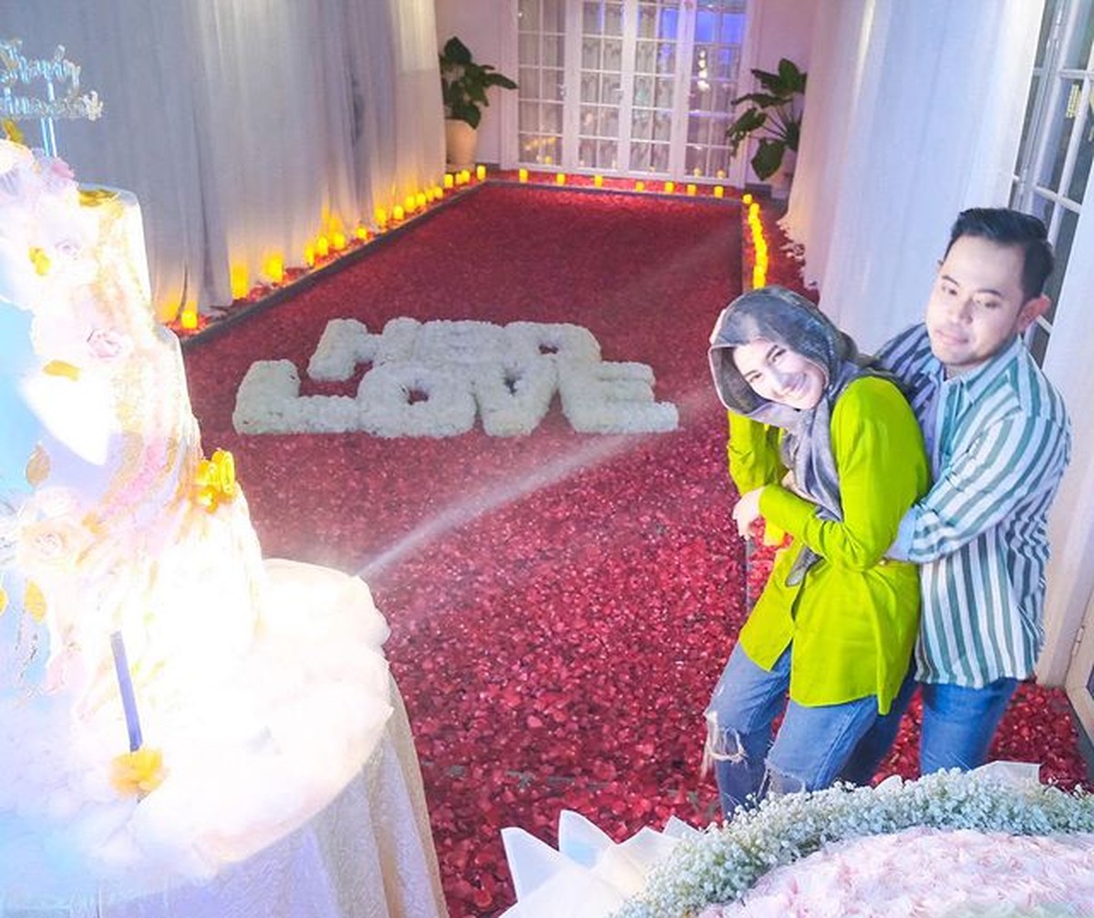 Crazy Rich Malang Gilang Juragan 99 memberikan kejutan romantis di hari ulang tahun sang istri&period; Yuk intip momennya&excl;