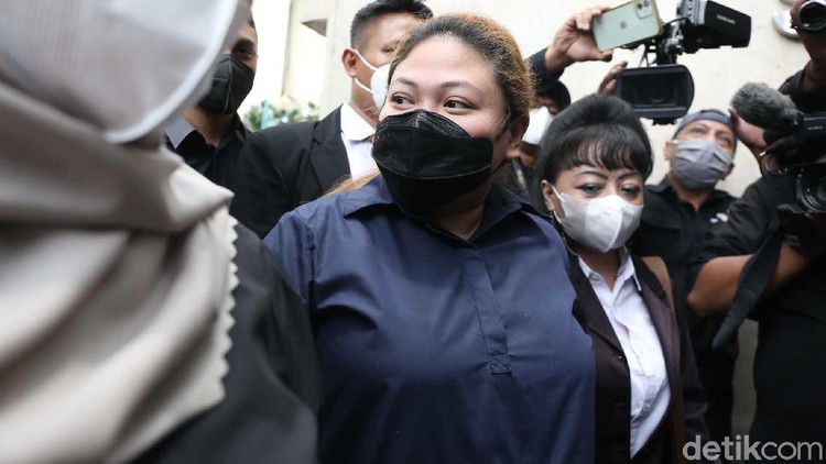 Olivia Nathania saat menyambangi Polda Metro Jaya.