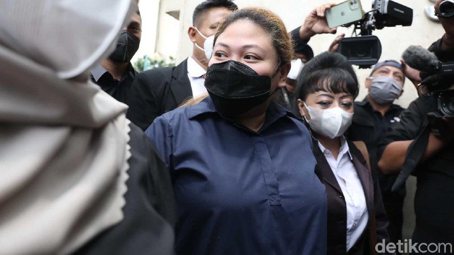 Olivia Nathania saat menyambangi Polda Metro Jaya.