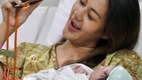 <p>Paula begitu bahagia menyambut kelahiran anak keduanya. Baby Kenzo tampak anteng nih digedong sang Bunda. (Foto: Instagram @baimwong)</p>