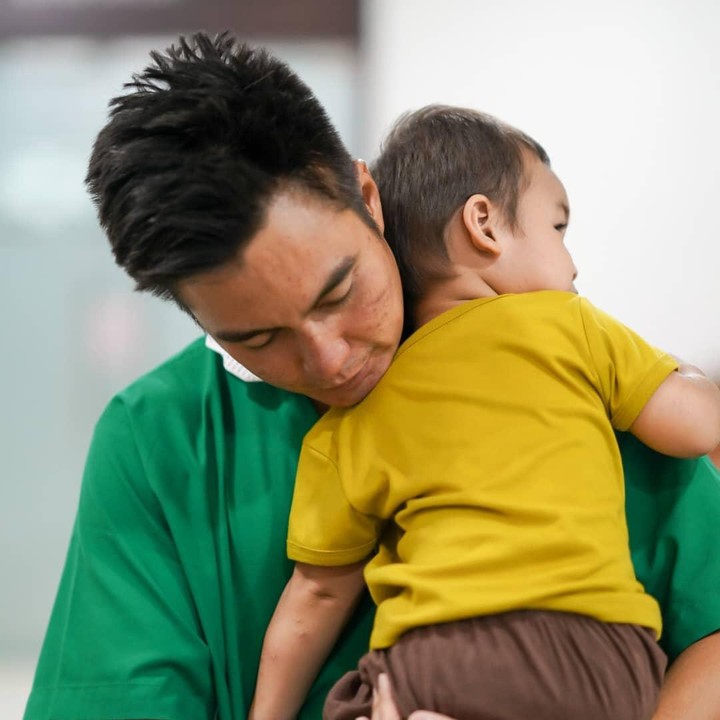 <p>Baim Wong memeluk erat Kiano sebelum mendampingi Paula melahirkan. Kiano terlihat menenangkan sang ayah yang deg-degan. (Foto: Instagram @baimwong)</p>
