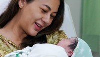 7 Momen Kelahiran Anak Kedua Paula Verhoeven yang Ditemani Baim Wong & Kiano