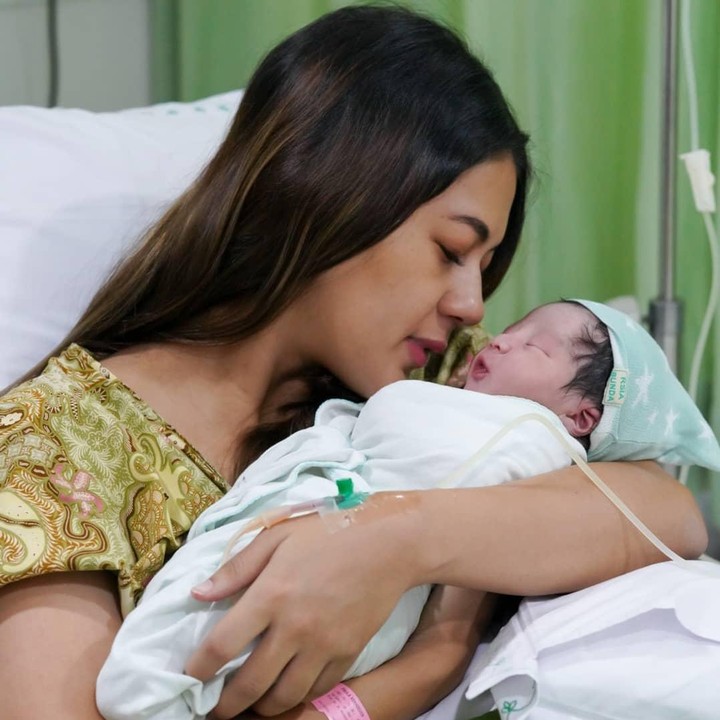 <p>Paula Verhoeven melahirkan anak keduanya pada Sabtu (11/10/21) di di RSIA Bunda, Jakarta Pusat. (Foto: Instagram @baimwong)</p>