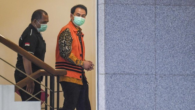 Seorang anggota Polri yang menjadi saksi kasus dugaan korupsi Azis Syamsuddin diperiksa oleh tim penyidik KPK.