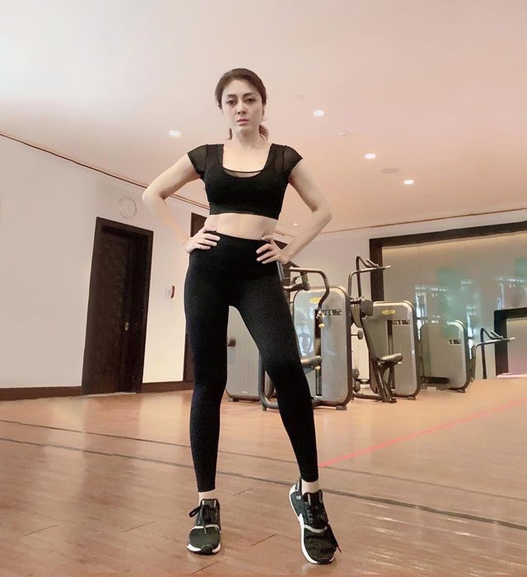 Dhena Devanka sedang menjadi sorotan karena kisruh rumah tangganya dengan Ijonk. Yuk intip penampilan terbarunya yang disorot!