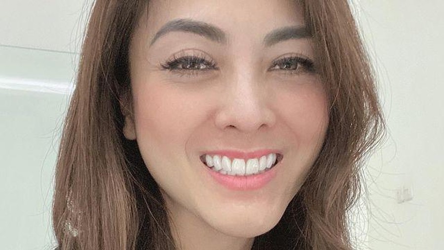 Dhena Devanka sedang menjadi sorotan karena kisruh rumah tangganya dengan Ijonk. Yuk intip penampilan terbarunya yang disorot!