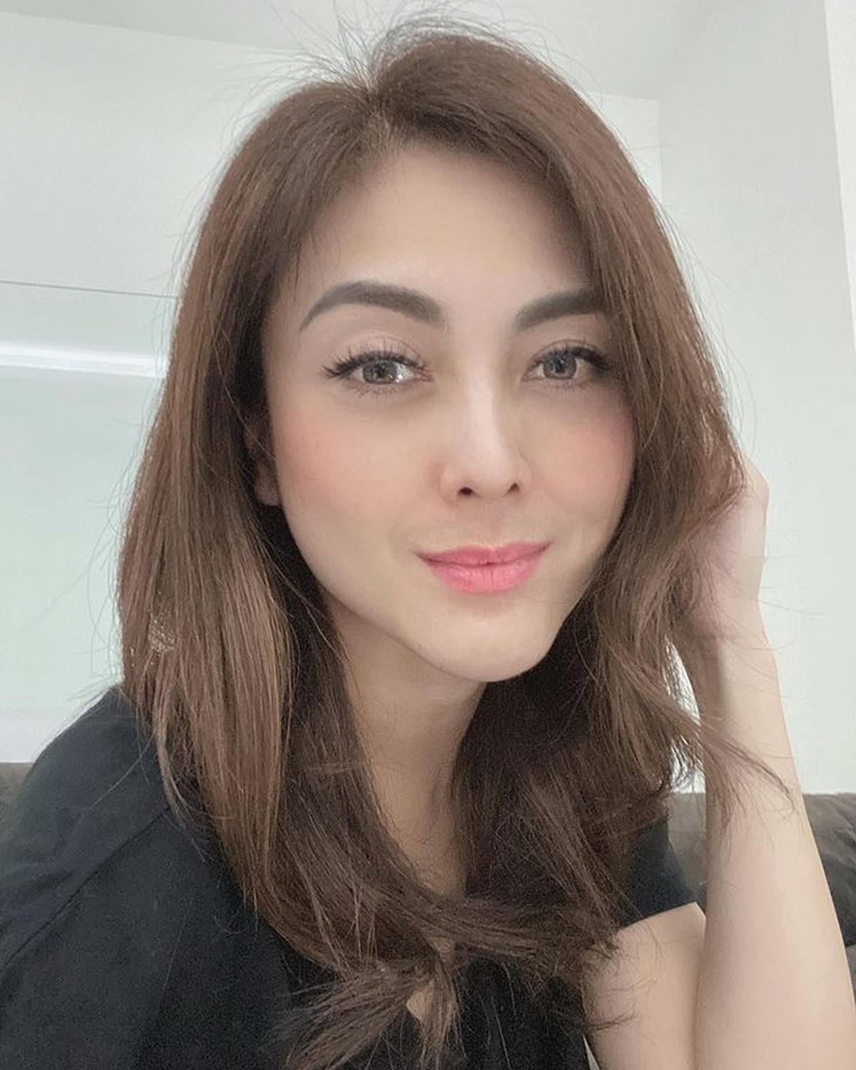 Dhena Devanka sedang menjadi sorotan karena kisruh rumah tangganya dengan Ijonk&period; Yuk intip penampilan terbarunya yang disorot&excl;