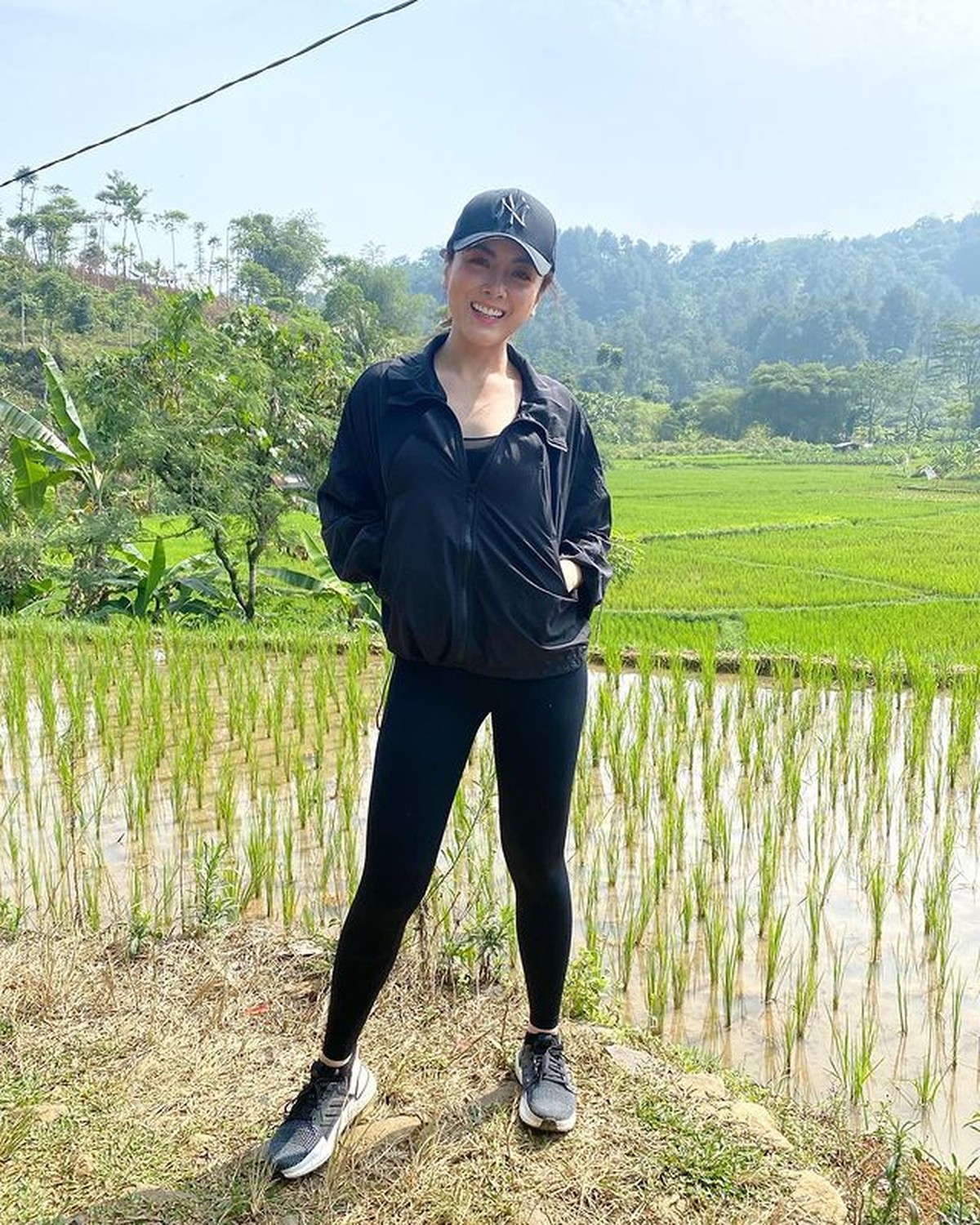 Dhena Devanka sedang menjadi sorotan karena kisruh rumah tangganya dengan Ijonk&period; Yuk intip penampilan terbarunya yang disorot&excl;