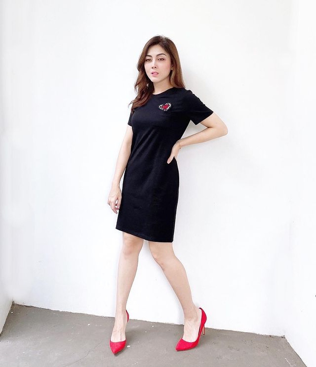 Dhena Devanka sedang menjadi sorotan karena kisruh rumah tangganya dengan Ijonk&period; Yuk intip penampilan terbarunya yang disorot&excl;