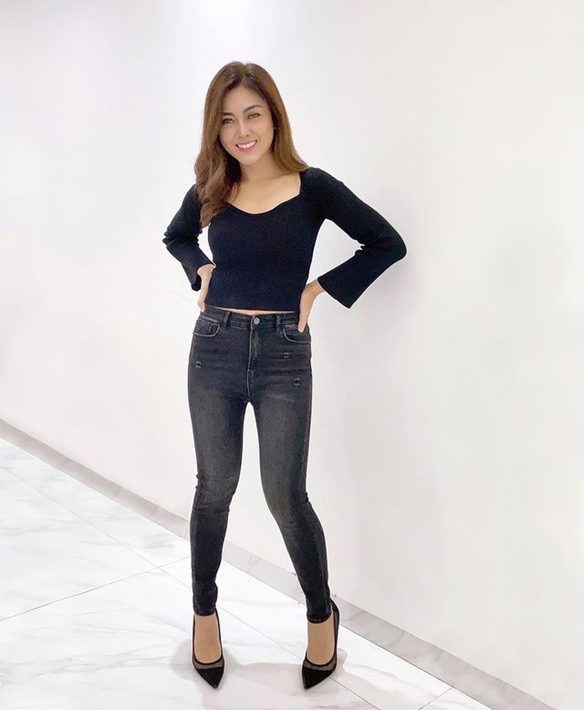 Dhena Devanka sedang menjadi sorotan karena kisruh rumah tangganya dengan Ijonk&period; Yuk intip penampilan terbarunya yang disorot&excl;