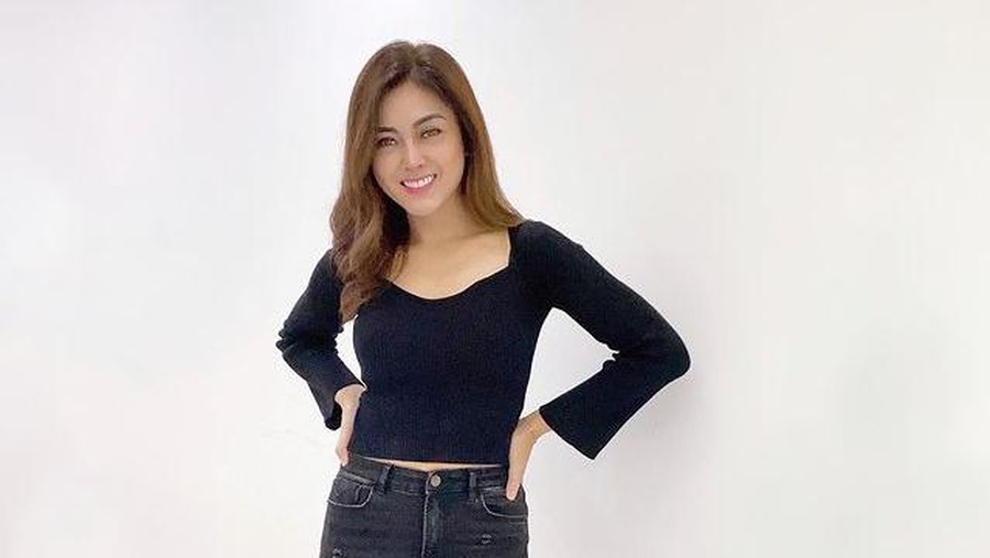 Dhena Devanka sedang menjadi sorotan karena kisruh rumah tangganya dengan Ijonk. Yuk intip penampilan terbarunya yang disorot!
