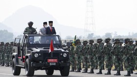 Jokowi Instruksikan TNI Konversi Kendaraan Dinas Jadi Listrik