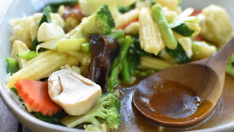Mixed vegetable stire-fried in a Thai style cooking. There are many kinds of vegetables, baby corn, carrots and mushrooms.
