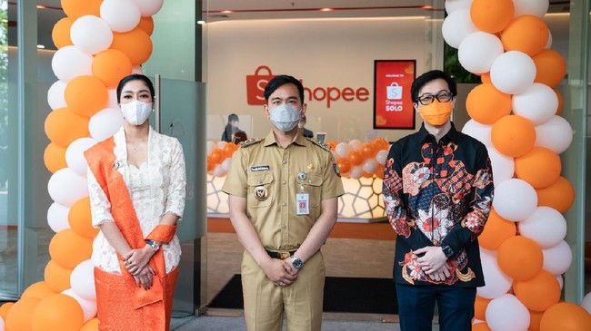Shopee meresmikan pembukaan Kantor di Solo Paragon Mall untuk mendukung pengembangan UMKM dan bakal menyerap dua ribu tenaga kerja 2022 mendatang.