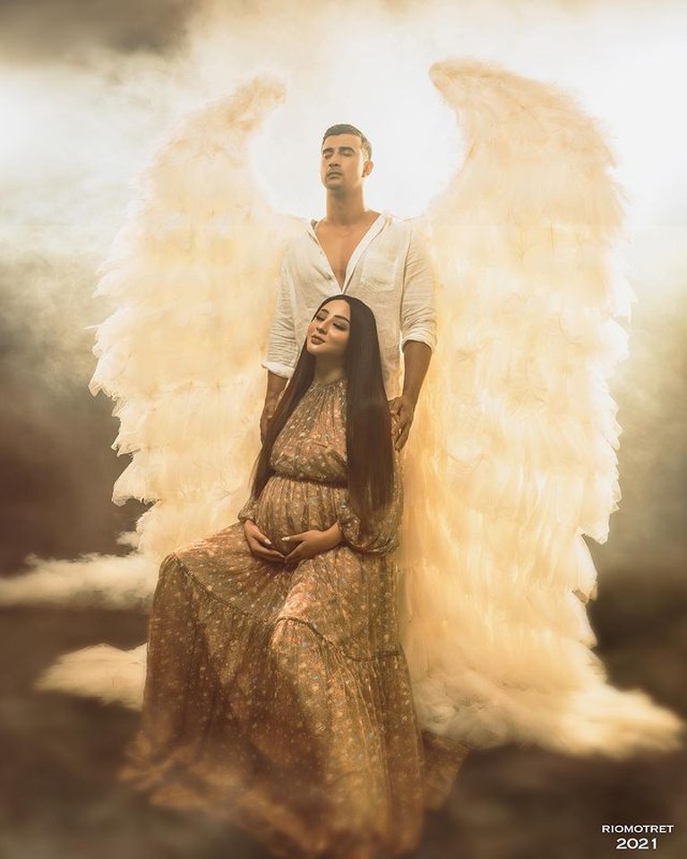 Tema Guardian Angel, Intip Maternity Shoot Margin Wieheerm dan Ali Syakieb Margin Wieheerm melakukan pemotretan kehamilan pertamanya dengan Ali Syakieb. Yuk kita intip!