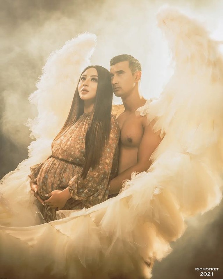 Tema Guardian Angel, Intip Maternity Shoot Margin Wieheerm dan Ali Syakieb Margin Wieheerm melakukan pemotretan kehamilan pertamanya dengan Ali Syakieb. Yuk kita intip!