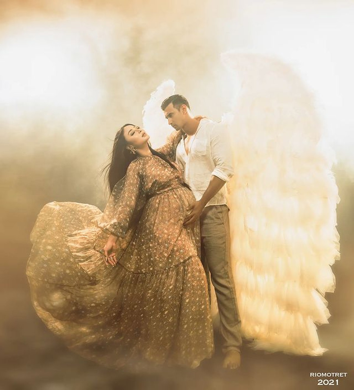 Margin Wieheerm melakukan pemotretan kehamilan pertamanya dengan Ali Syakieb&period; Yuk kita intip&excl;