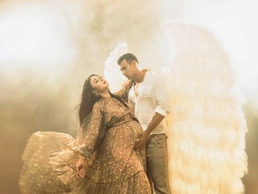 img-title 6 Foto Ali Syakieb Bertelanjang Dada Jadi Guardian Angel Margin Wieheerm