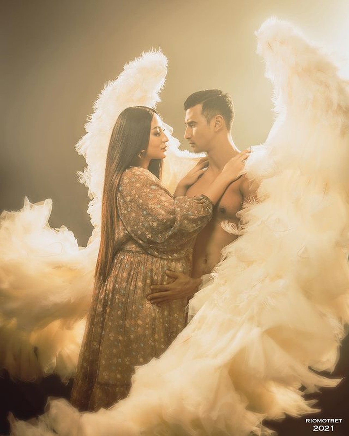 Margin Wieheerm melakukan pemotretan kehamilan pertamanya dengan Ali Syakieb&period; Yuk kita intip&excl;