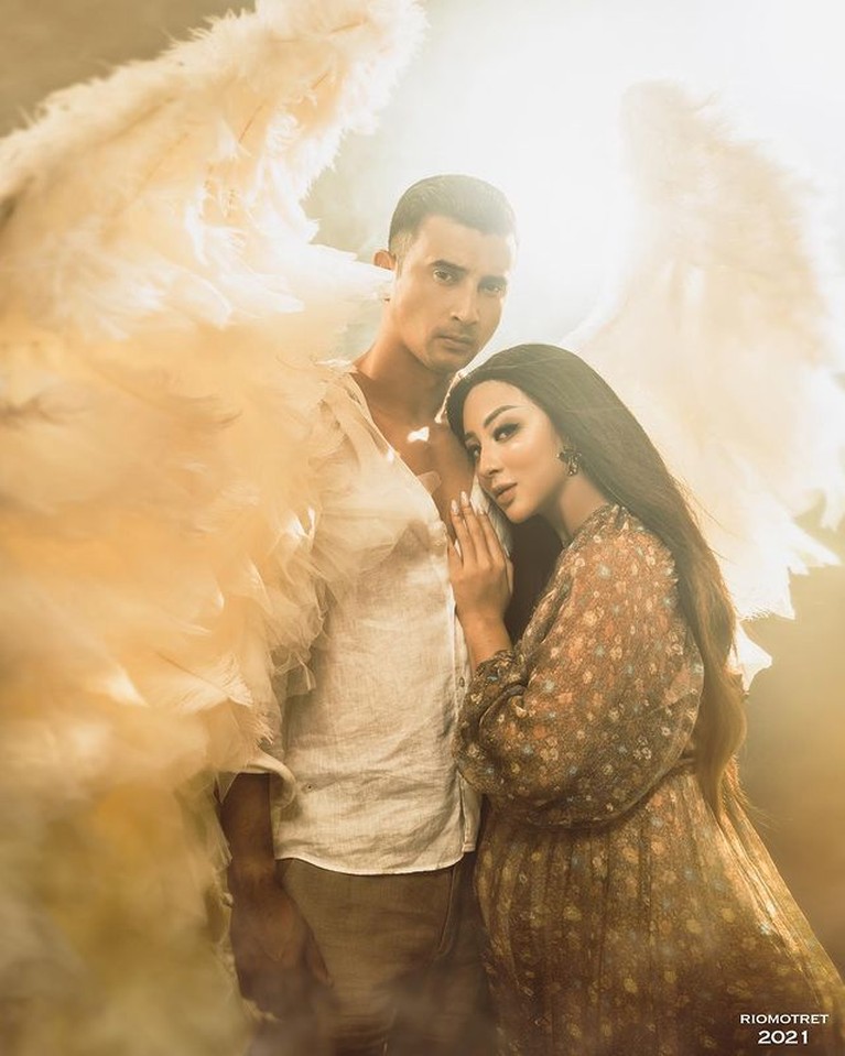 Tema Guardian Angel, Intip Maternity Shoot Margin Wieheerm dan Ali Syakieb Margin Wieheerm melakukan pemotretan kehamilan pertamanya dengan Ali Syakieb. Yuk kita intip!