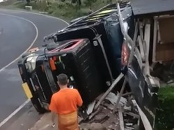 Truk Oleng Seruduk Warung di Sukabumi