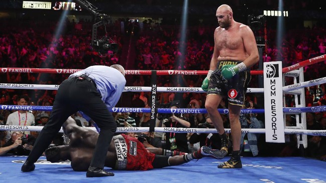 Deontay Wilder dirawat di rumah sakit usai kalah KO dari Tyson Fury, Minggu (10/10). Wilder mengalami patah tangan dan jari usai dikalahkan Fury.